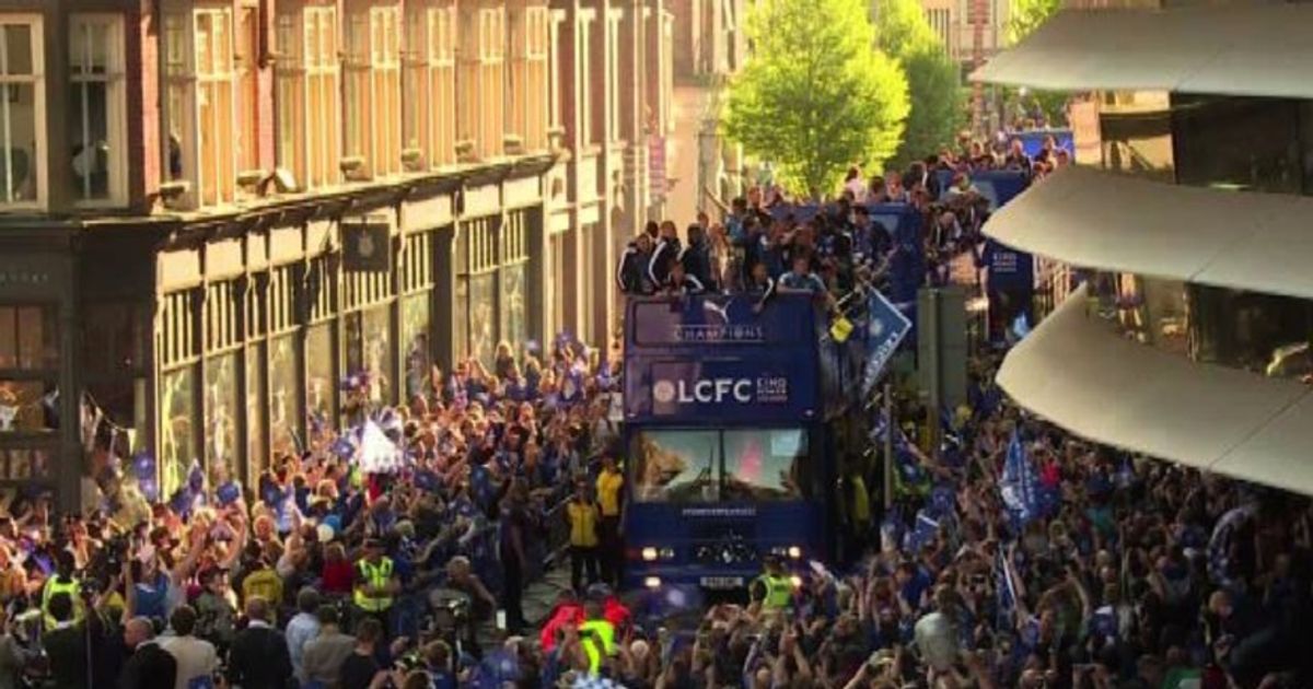 Marea umana in festa a Leicester per la parata della vittoria