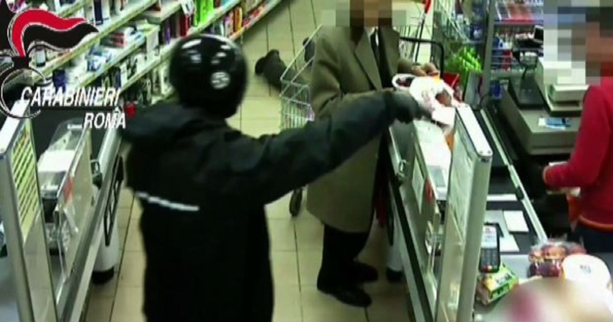 In azione con casco e pistola, preso rapinatore seriale a Roma