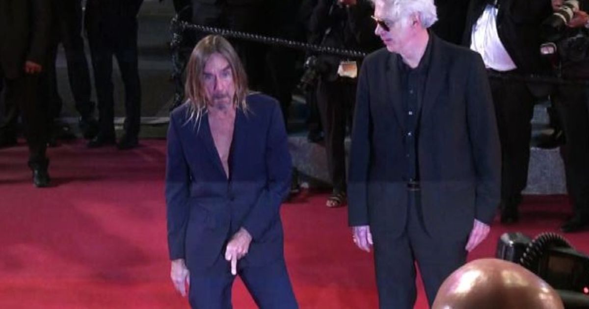Iggy Pop sul red carpet di Cannes petto nudo e gestacci