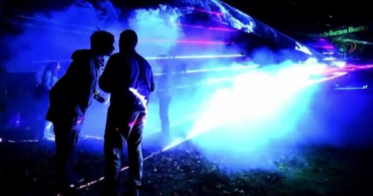 Luci laser illuminano la notte rumena per l'”Abduction Beams”