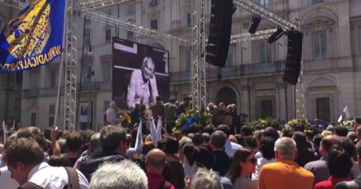 L’addio a Marco Pannella, in migliaia ai funerali a piazza Navona