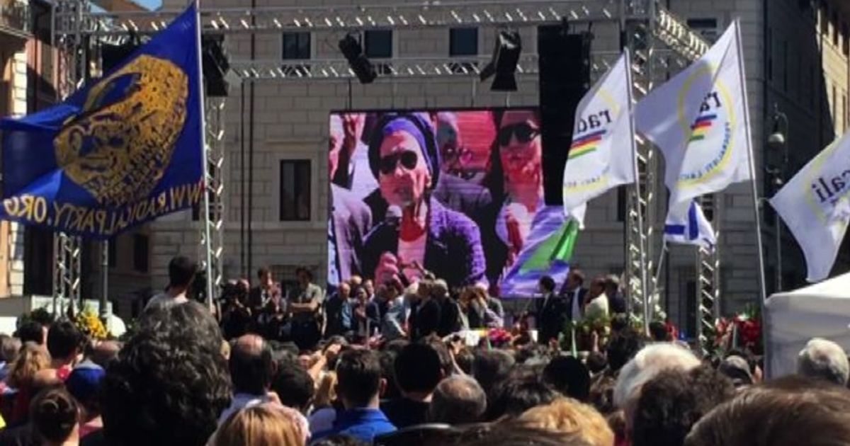 Addio a Marco Pannella, l’abbraccio commosso della gente a Roma