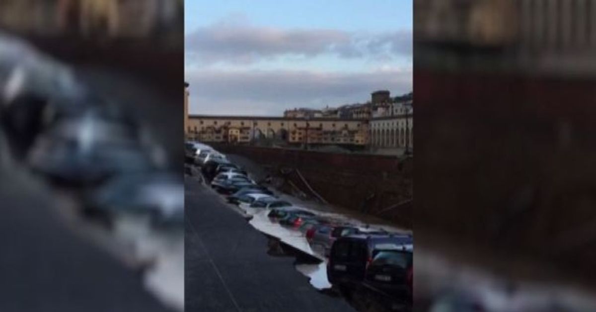 Firenze, crolla argine dell’Arno nei pressi Ponte Vecchio