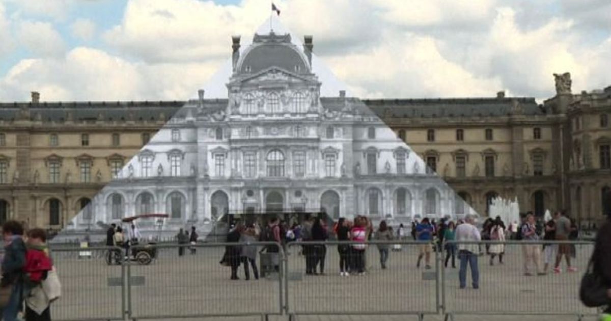 La piramide del Louvre è sparita, è l’effetto ottico di JR