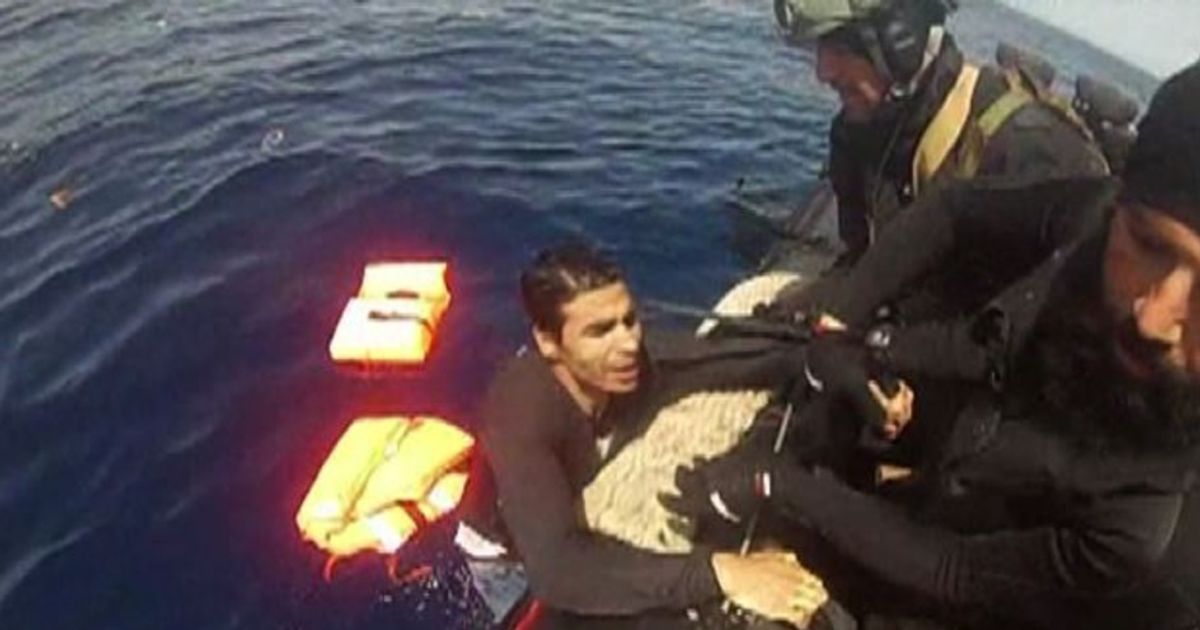 Affonda barcone con 500 persone, il video del salvataggio