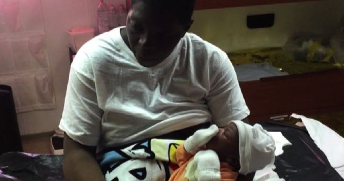 Migranti, il piccolo Alex nato a bordo di una nave di salvataggio