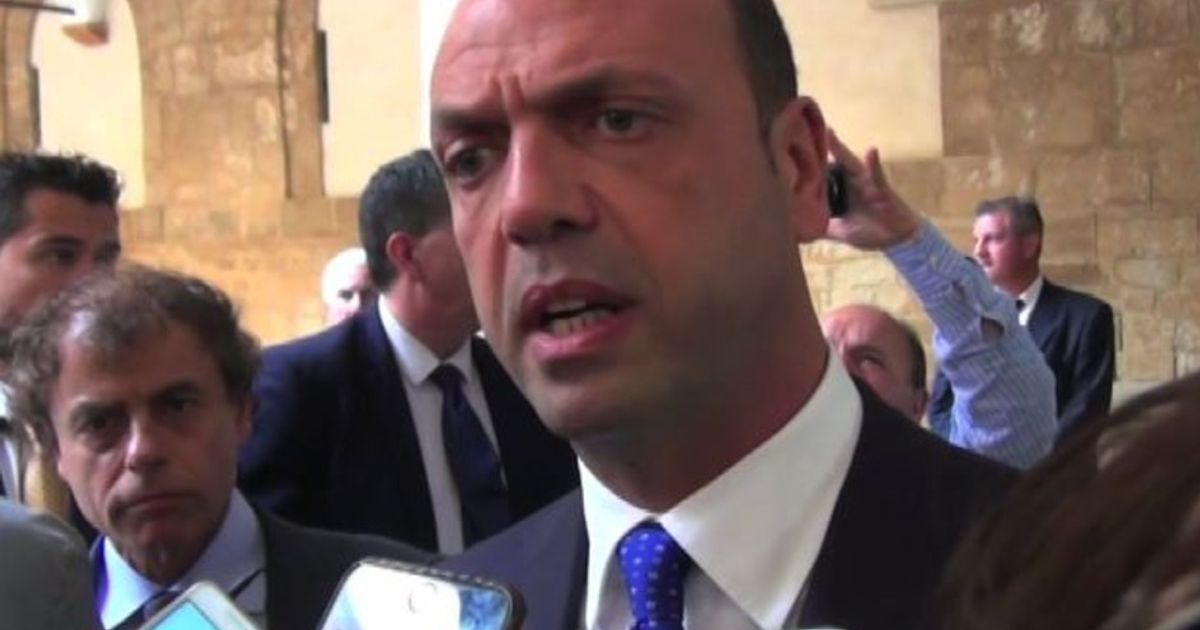 Immigrati, Alfano: differenza tra noi e Salvini come vita e morte