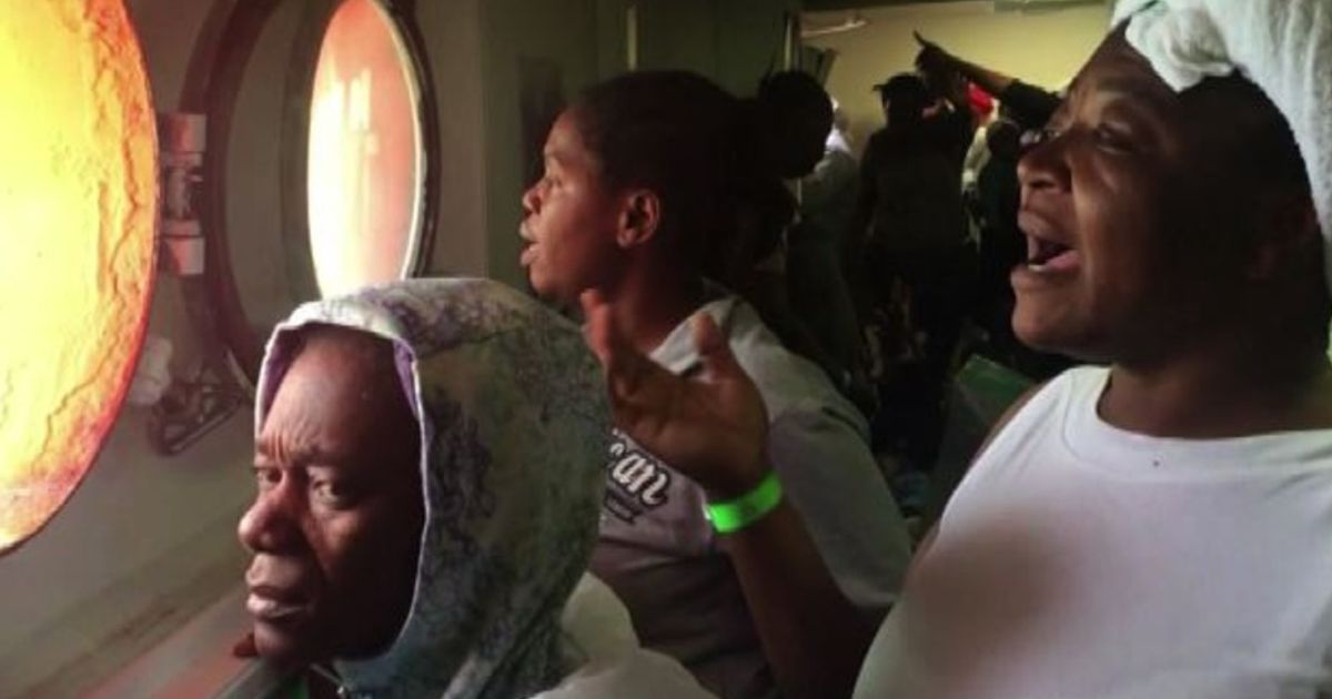 Il canto dei migranti salvati in arrivo nel porto di Cagliari