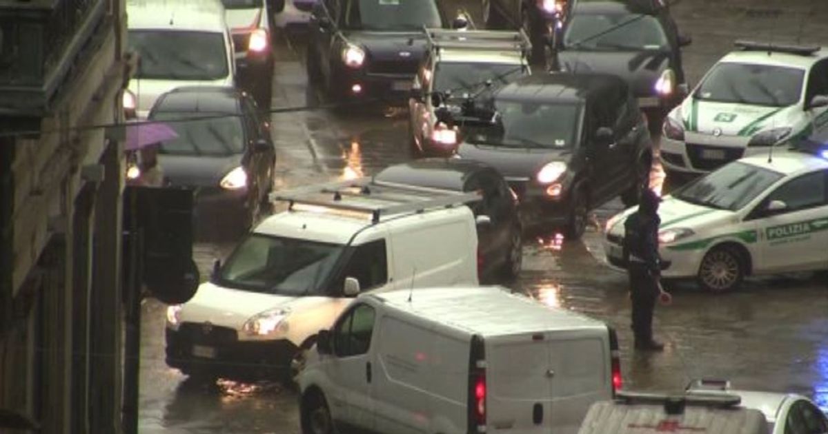 Diluvio a Milano traffico in tilt e strade allagate
