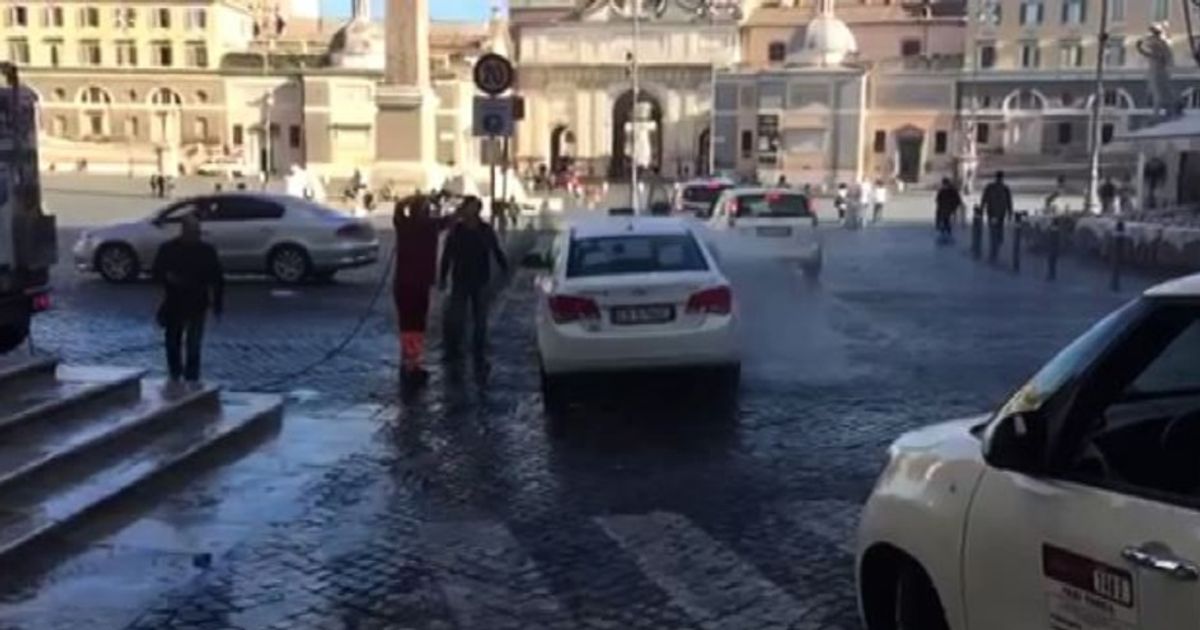 Piazza del Popolo come un autolavaggio, video denuncia Codacons