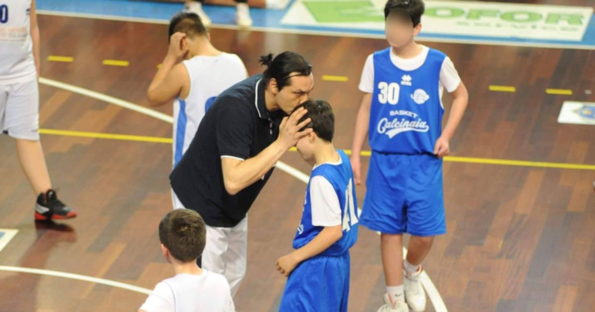 Gabriele, l’allenatore, un bacio in fronte: e poi la vittoria