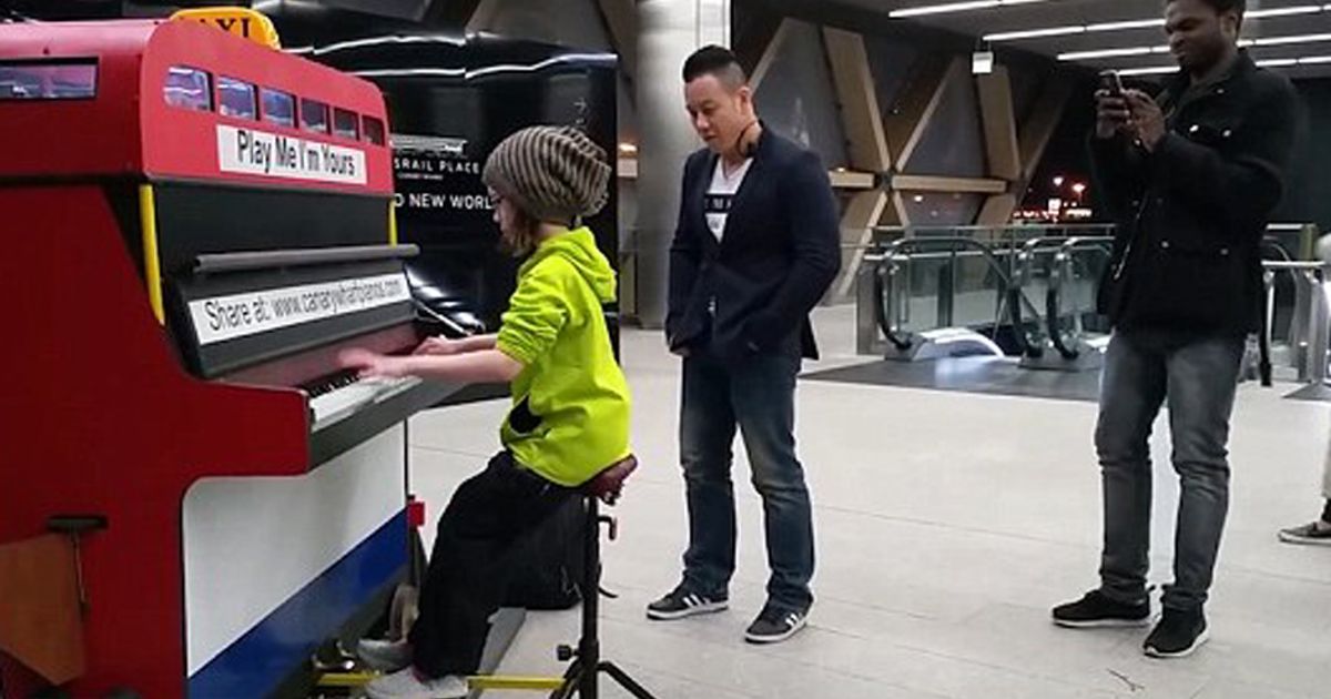 Bambina di 9 anni trova il piano in stazione. E suona Mozart!