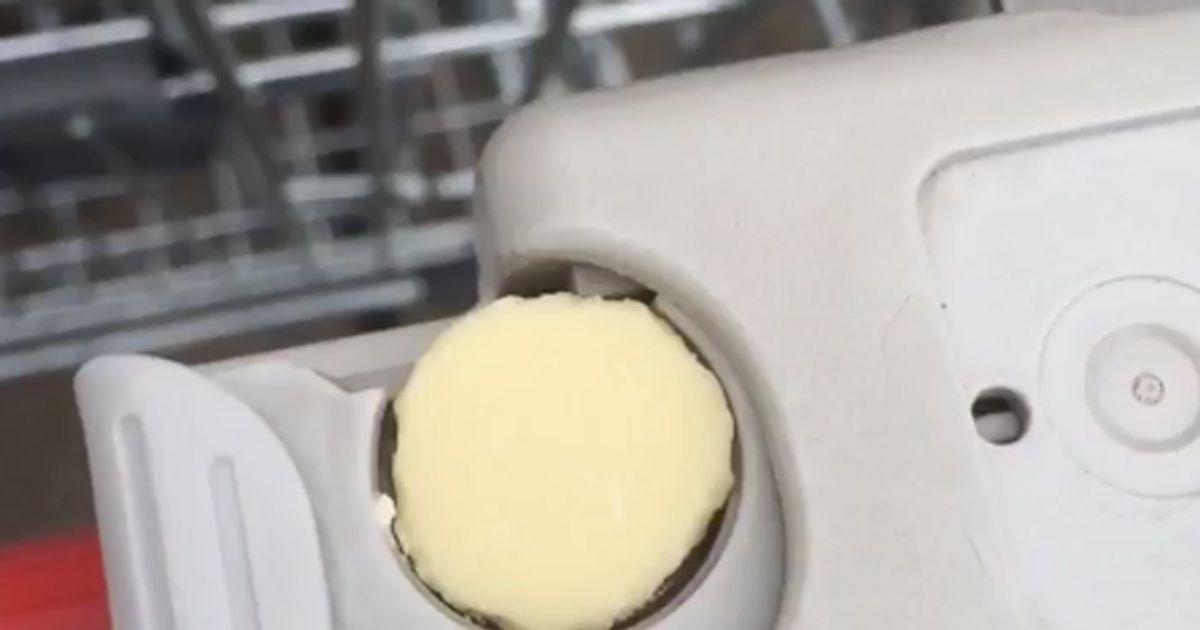 Privo di moneta, libera il carrello con un cioccolatino