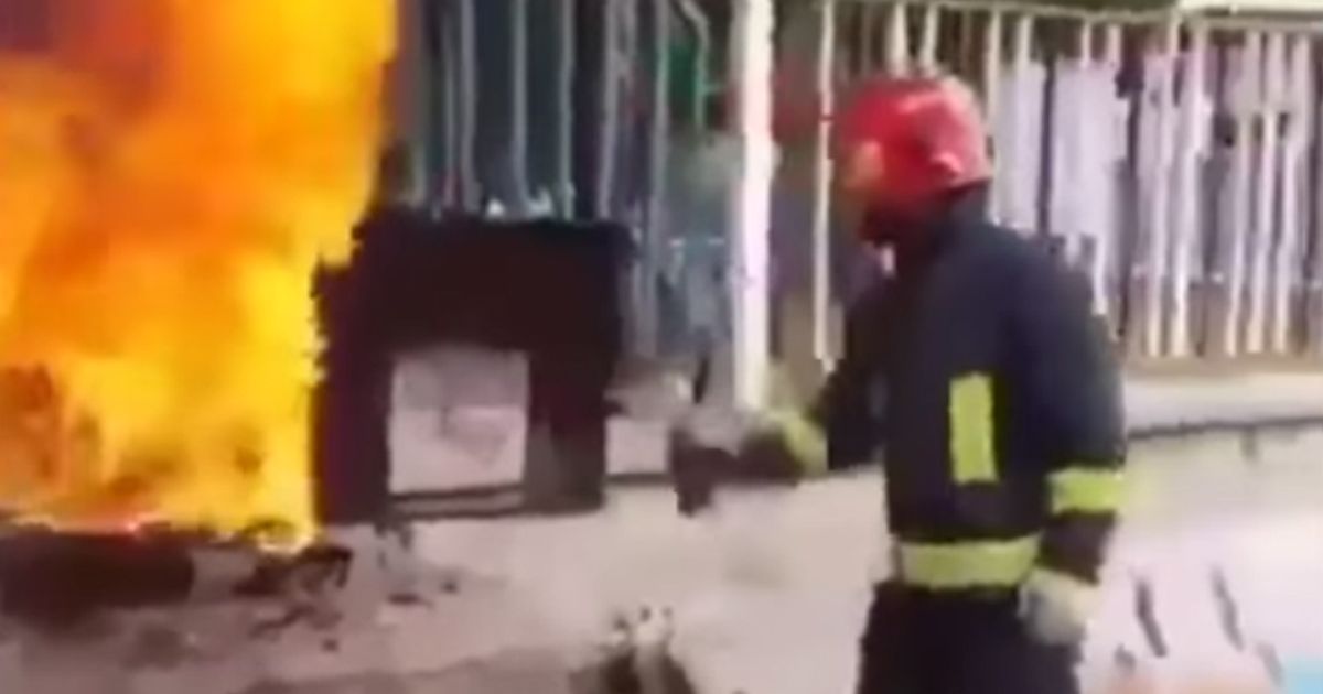 Così si spegne un ‘incendio’. Con una bottiglia di Coca-Cola