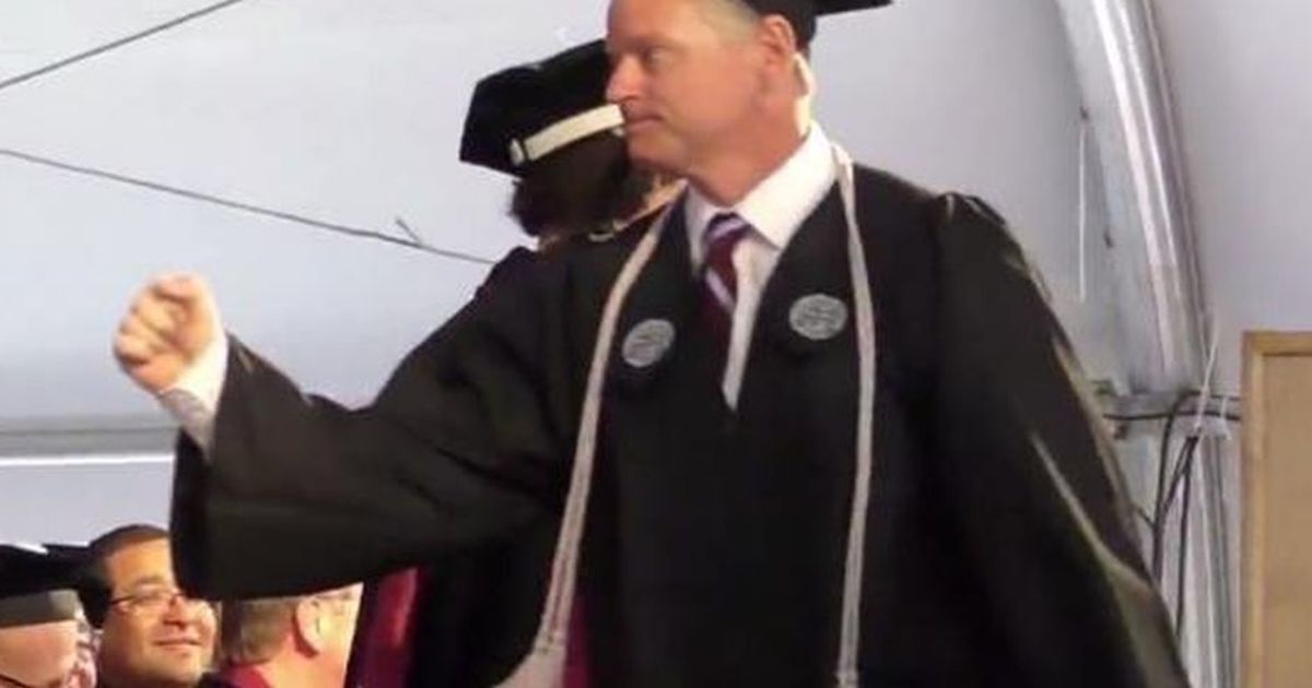 Si laurea a 54 anni nel college dove lavora come custode