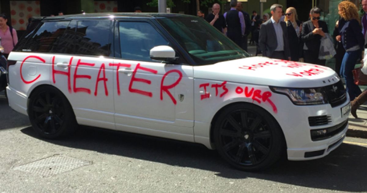 Vendetta. “Traditore è finita” scrive la donna tradita sull’auto di lui