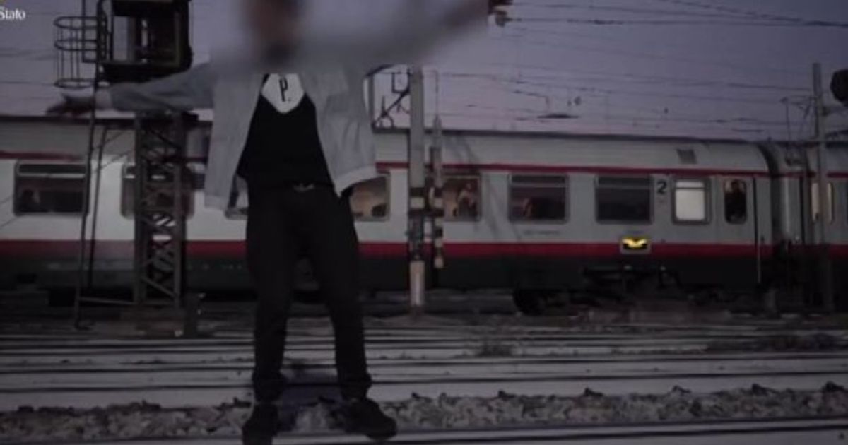 Milano, ballano su binari mentre sfrecciano i treni: 4 denunciati