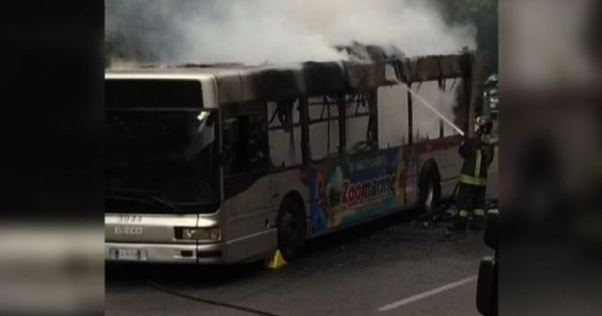 Le immagini dell’autobus in fiamme sul Muro Torto a Roma