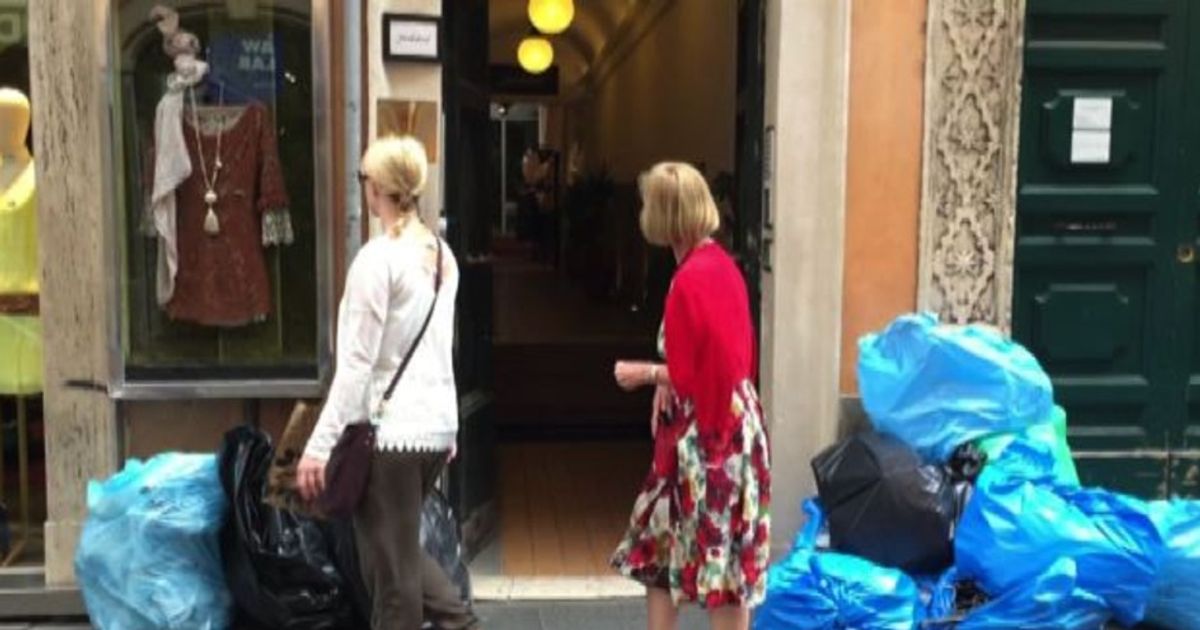 Centro storico Roma, ancora sacchi di rifiuti davanti ai negozi