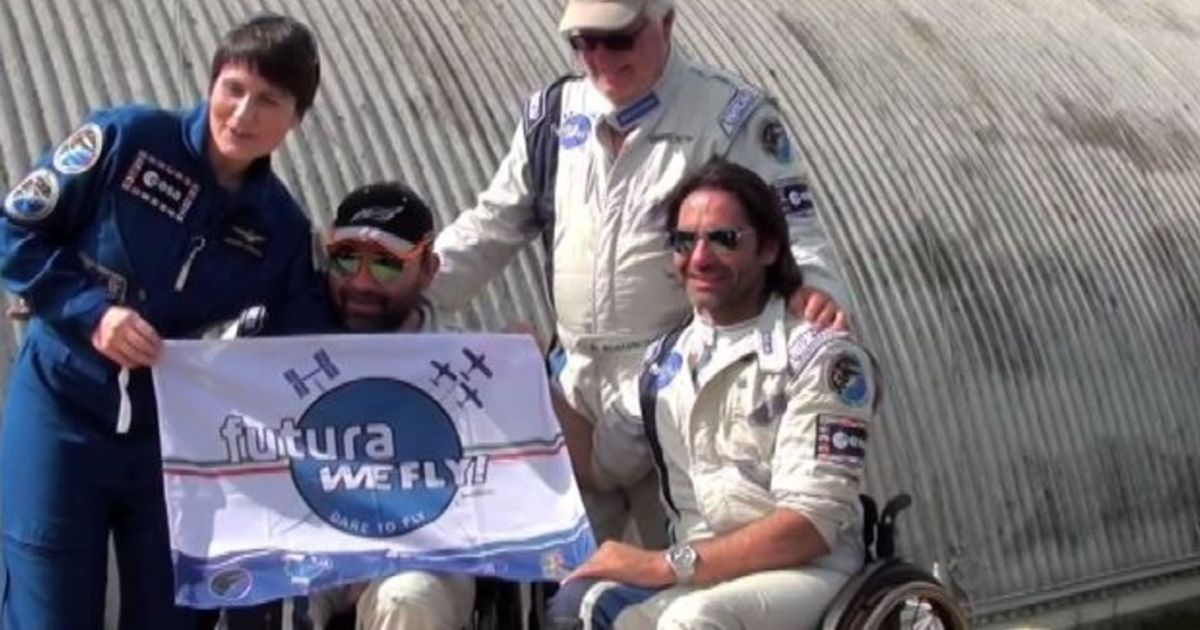 @AstroSamantha riconsegna al WeFly! Team la bandiera “spaziale”