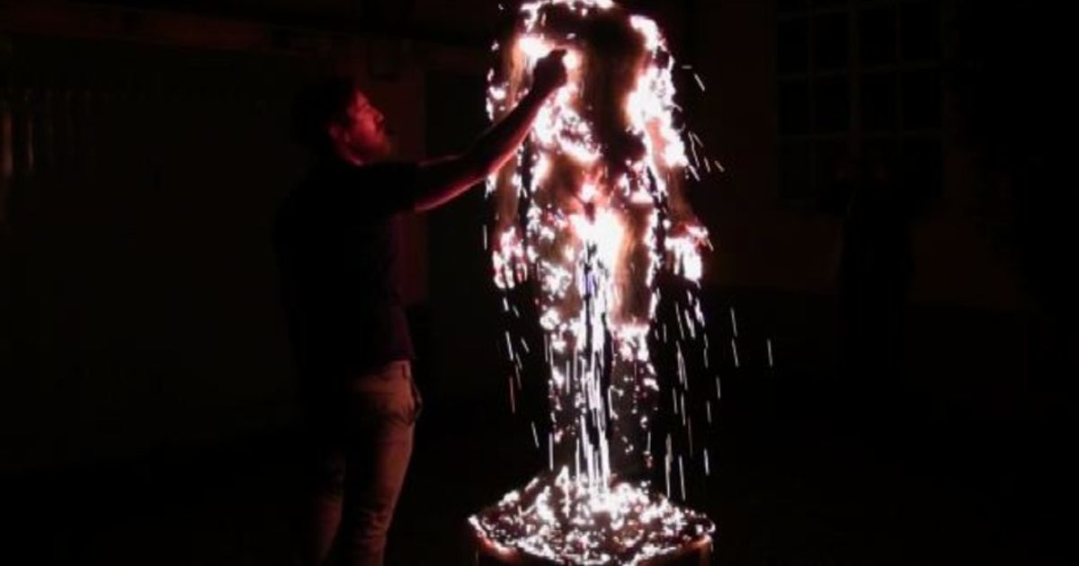 Sculture in fiamme: l’arte di Francesco Diluca tra tempo e vita