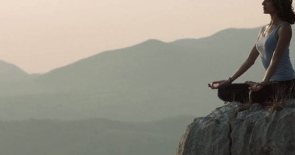 Nel docu-film “Chloe” la via che porta alla felicità con lo yoga