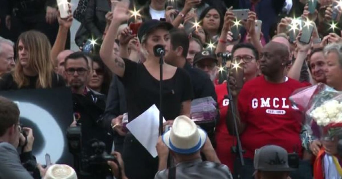 Lady Gaga in lacrime per le vittime della strage di Orlando