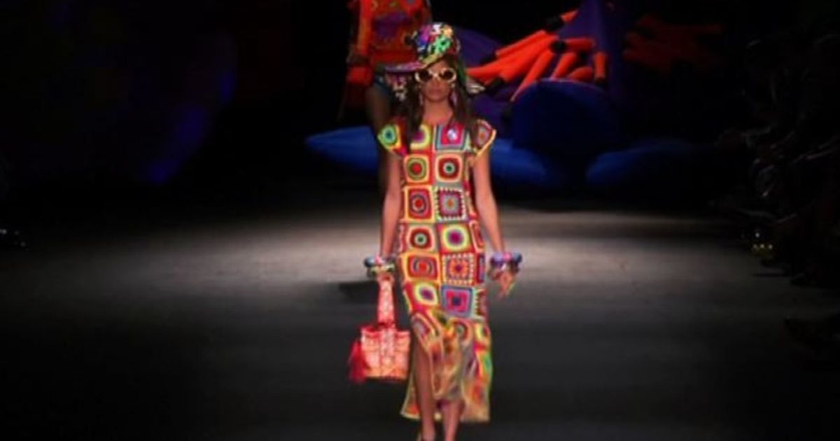 Hippie e psichedelica, la nuova collezione Moschino a Los Angeles