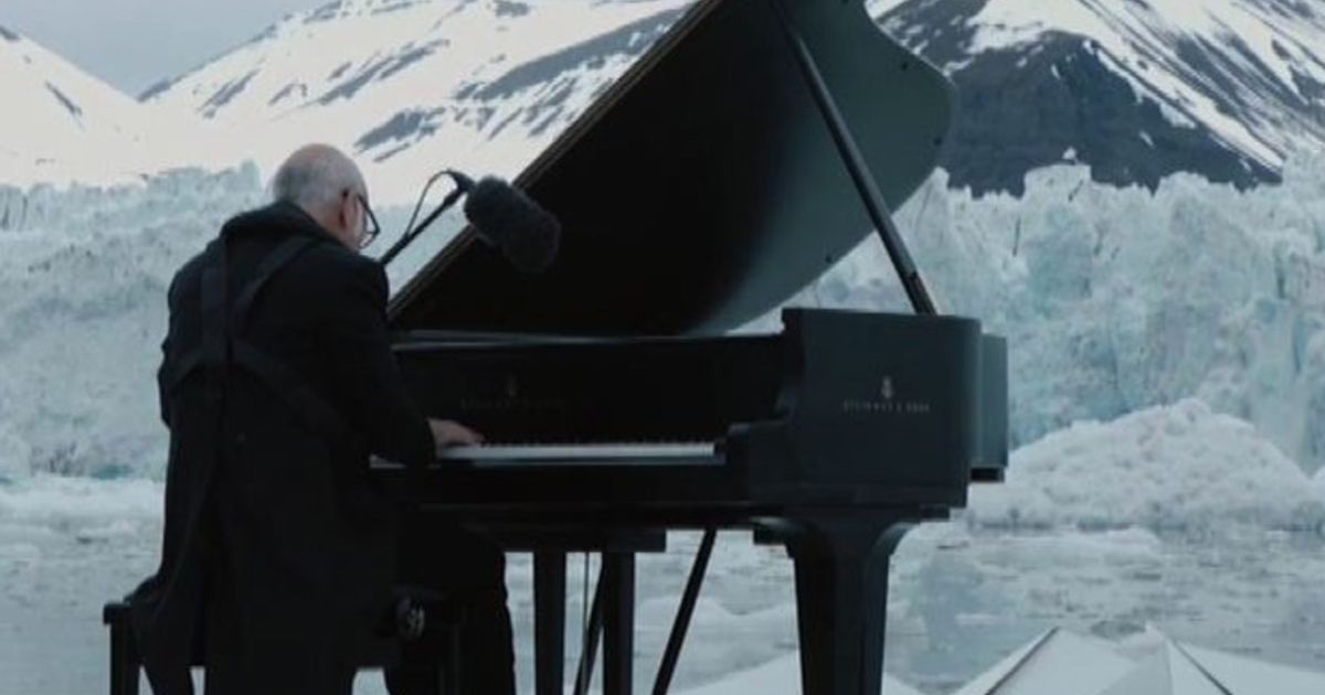 Einaudi al pianoforte tra i ghiacci, elegia in difesa dell’Artico
