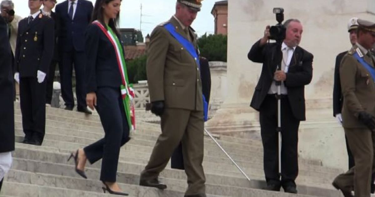 La neo-sindaca Virginia Raggi onora l’Altare della Patria