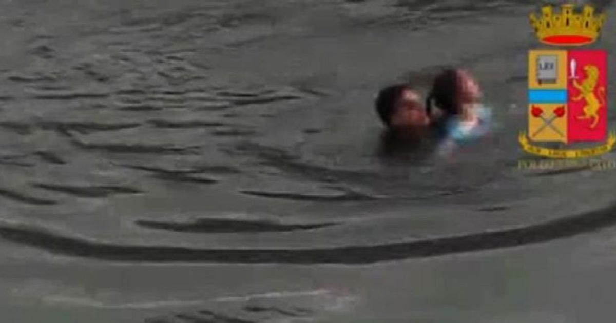 Tenta di suicidarsi gettandosi da un ponte, salvata dagli agenti