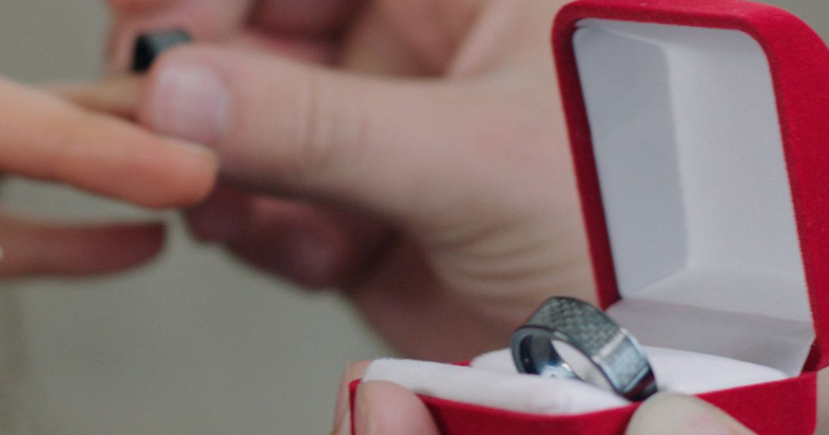 Il vostro partner vede la vostra serie tv senza di voi? Questo anello lo fermerà!