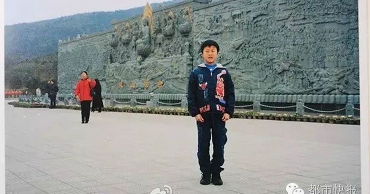 Nella foto di infanzia del marito, c’è anche sua madre