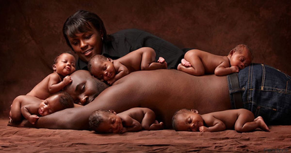 6 gemellini, distesi sul papà, dopo 6 anni