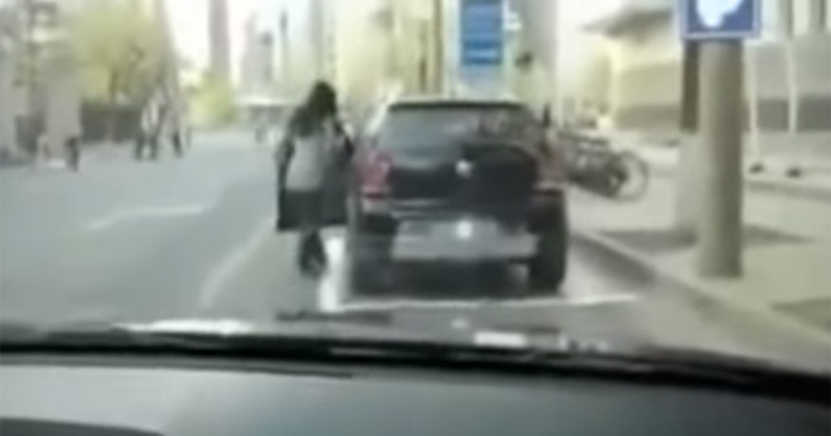 Parcheggio fantasioso per una donna cinese