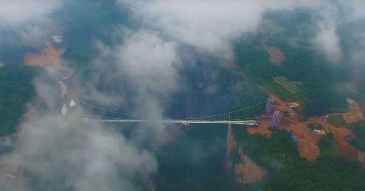 Il ponte di vetro: una vista mozzafiato a 300 metri di altitudine
