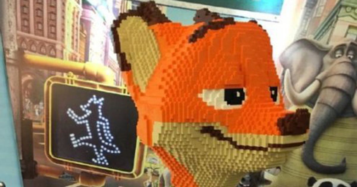 In frantumi una scultura in Lego