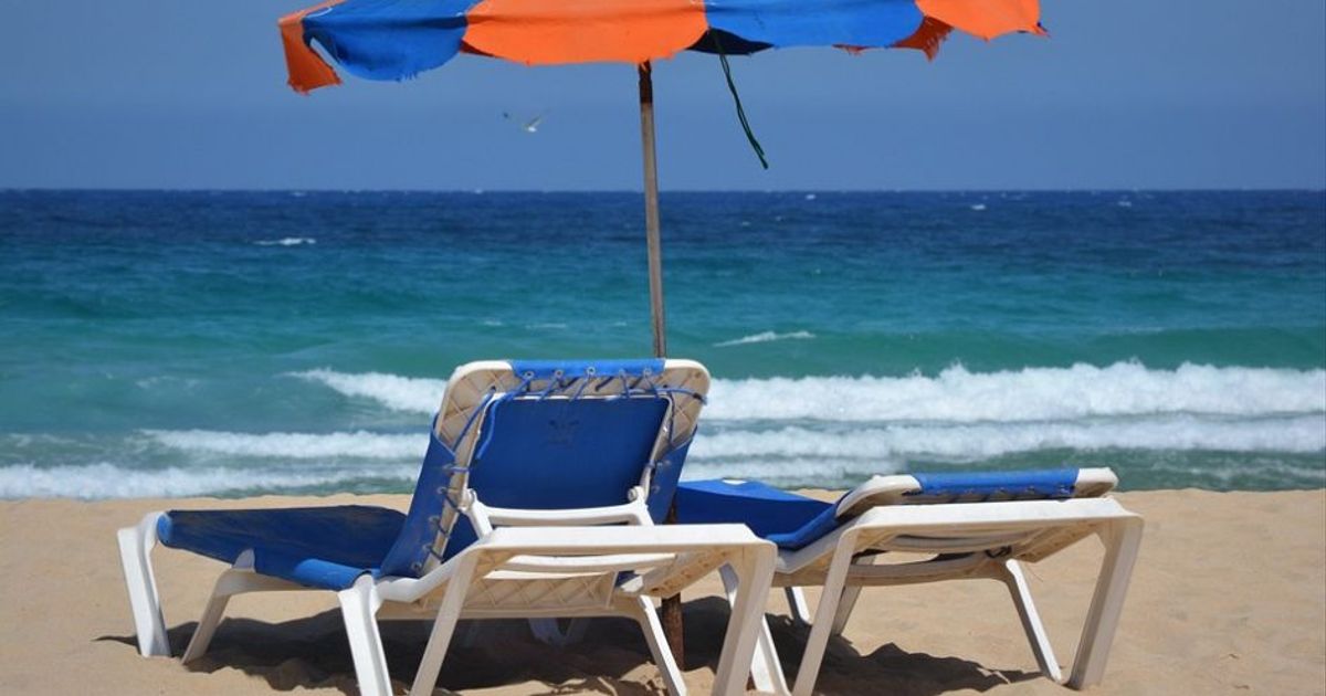 Abbronzati o rimborsati. Senza il sole lo stabilimento è gratis