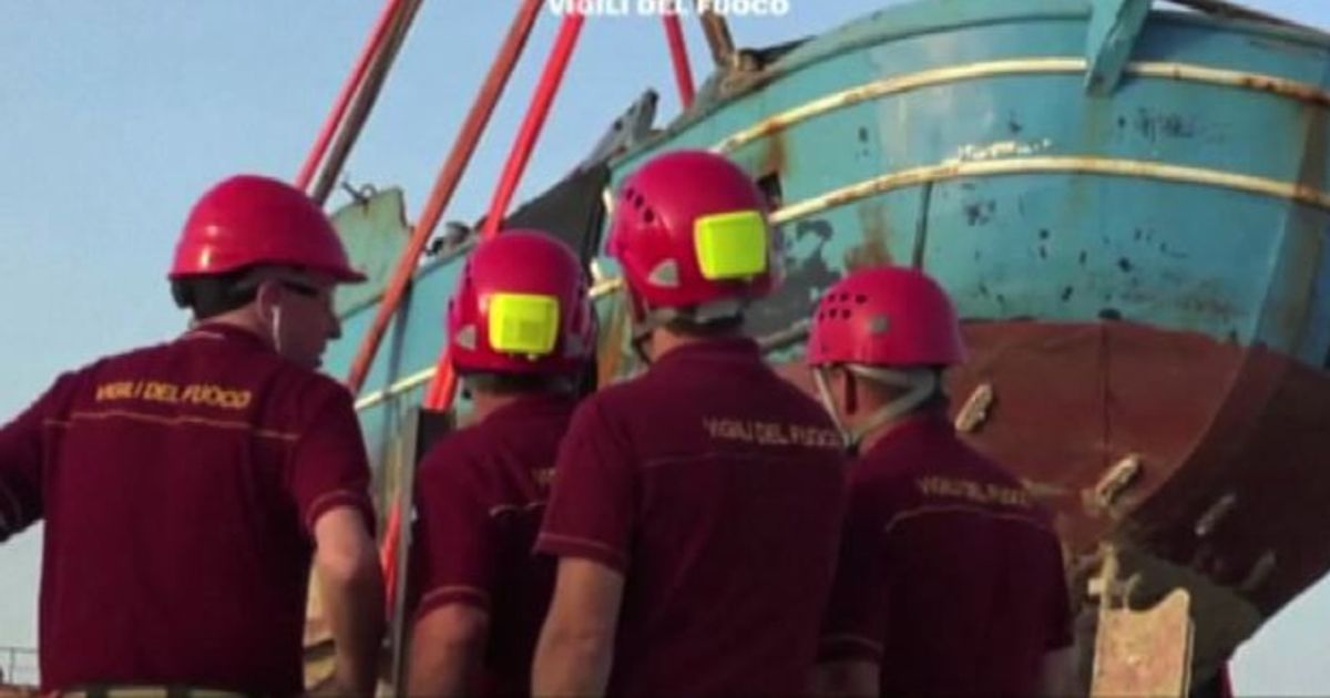 Migranti, agganciato un relitto del 2015 e recuperati i cadaveri