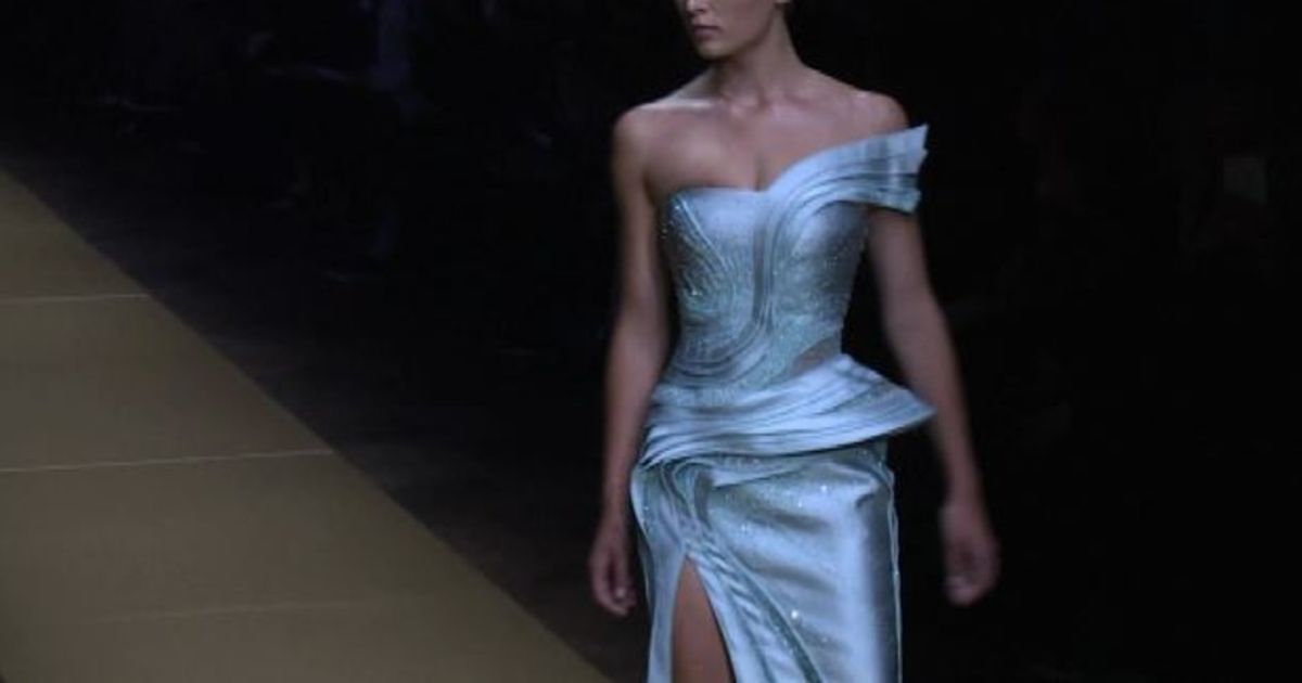 A Parigi sfila la donna femminile e sofisticata di Versace