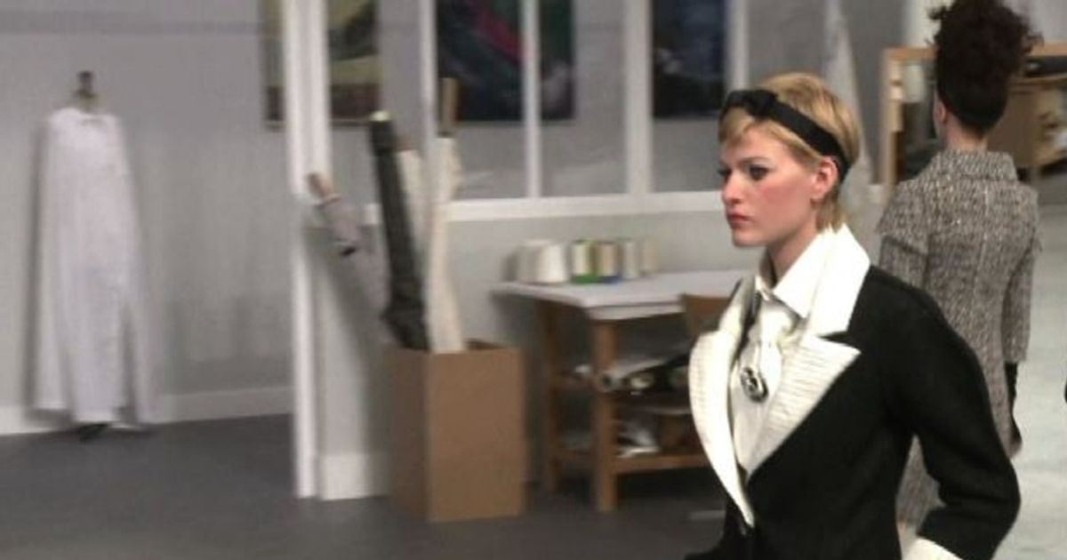 Chanel presenta la collezione a Parigi, la sfilata è in atelier
