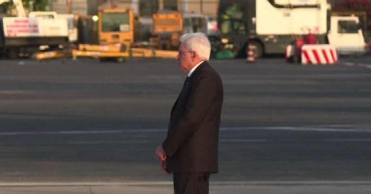 Mattarella rende omaggio a feretri nove italiani uccisi a Dacca