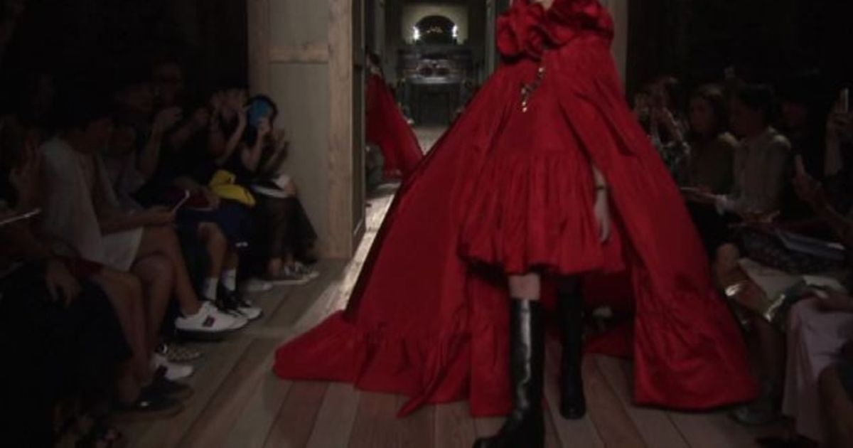 Parigi, Valentino torna a Shakespeare. L’ultima sfilata di Chiuri