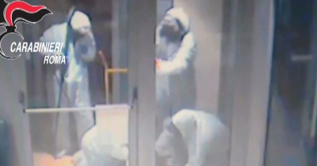 Roma, sgominata la banda dei bancomat: eccoli in azione