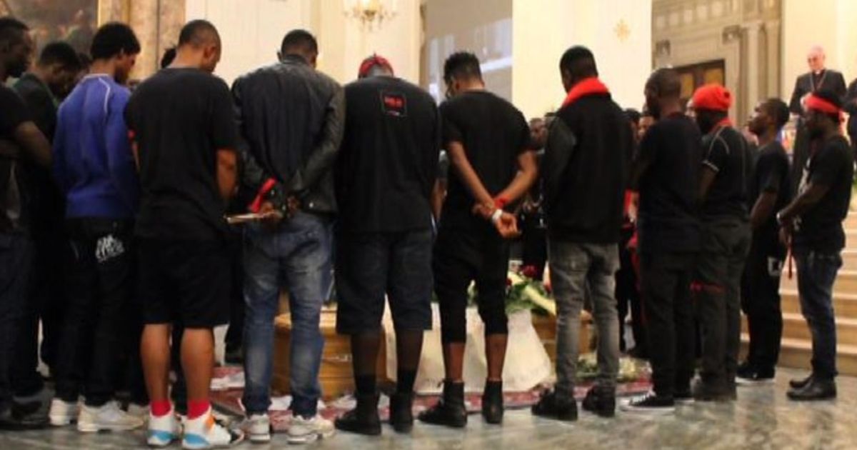 Un canto di migranti saluta Emmanuel nel Duomo di Fermo