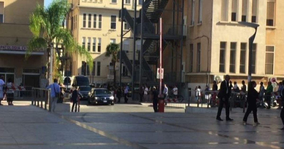 Mattarella a Bari, omaggio alle vittime della tragedia