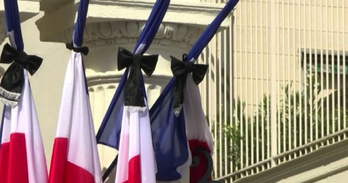 Nizza, bandiere francesi listate a lutto e a mezz’asta a Parigi