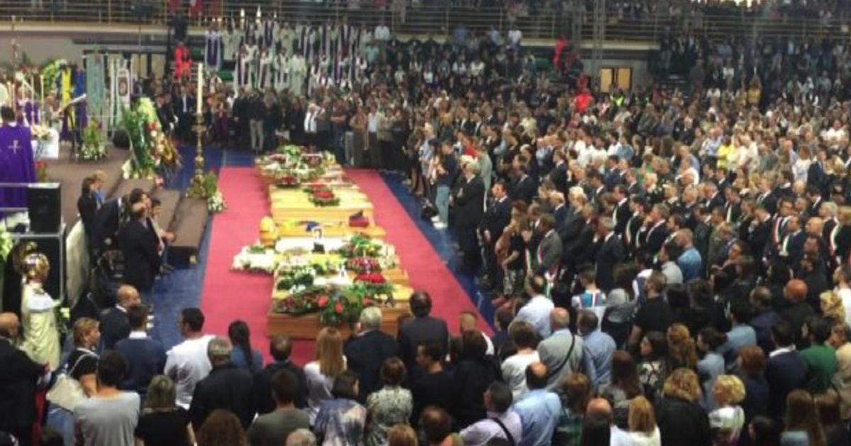 Puglia, scontro treni: dolore e commozione ai funerali di Andria