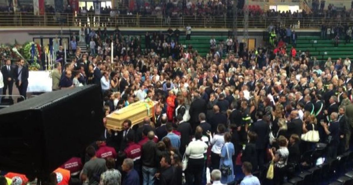 Puglia, scontro treni: l’applauso all’uscita delle bare ad Andria