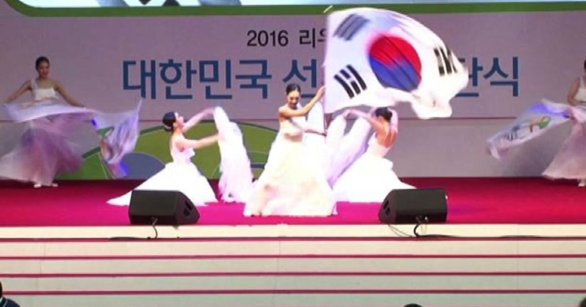 Ecco la squadra olimpica sudcoreana, danze e musiche orientali